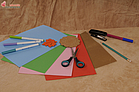 Materiale necesare: 1 coală de hârtie cu relief,1 frunză din material textil sau din carton,1 floare din plută sau din carton, lipici, foarfecă.